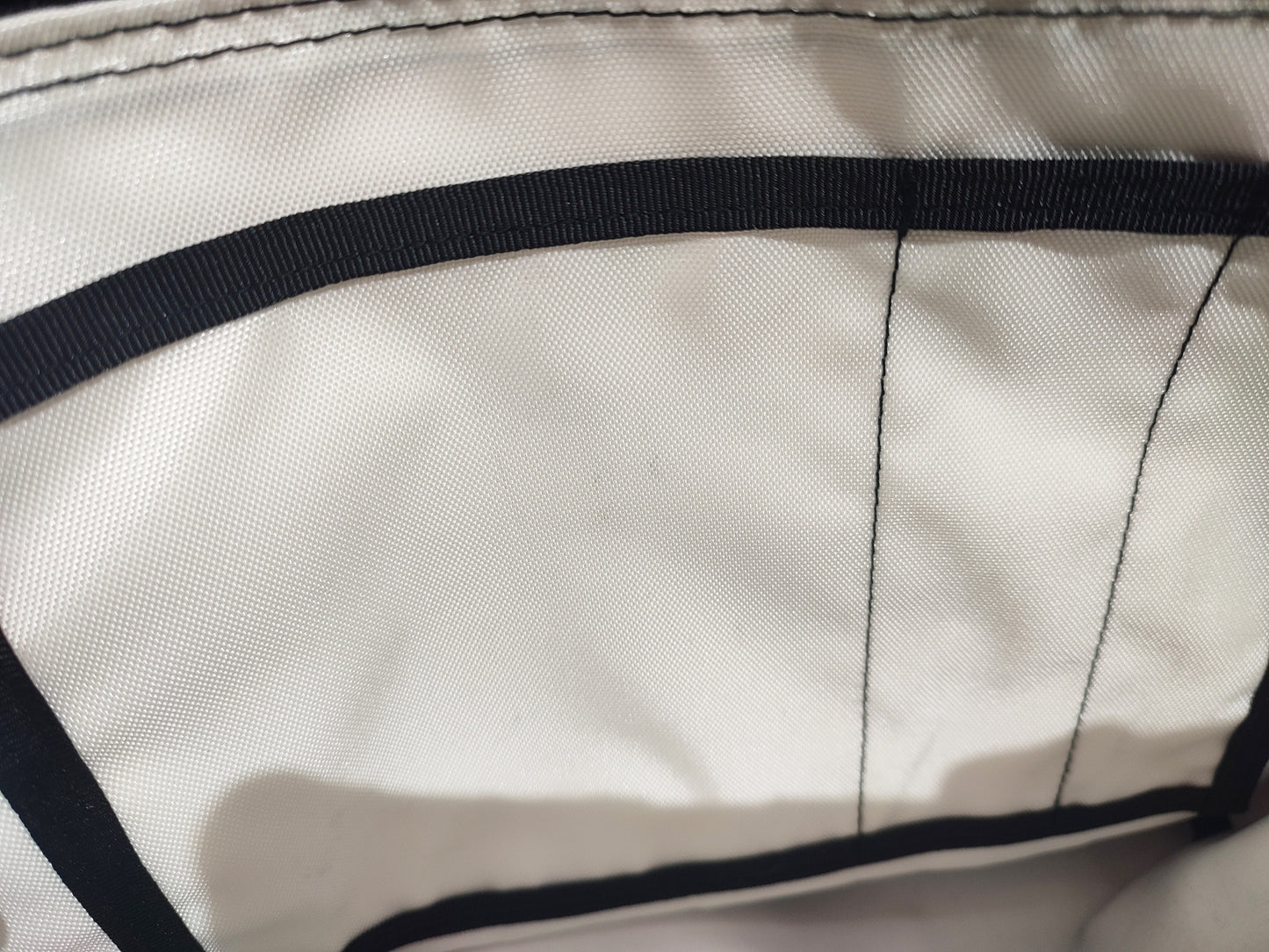 Offizielle Ghibli Porco Rosso Schultertasche Größe S • Crimson Pig Fahrrad-Umhängetasche • Hergestellt in Japan • Exklusiv im Ghibli Museum (Kopie)