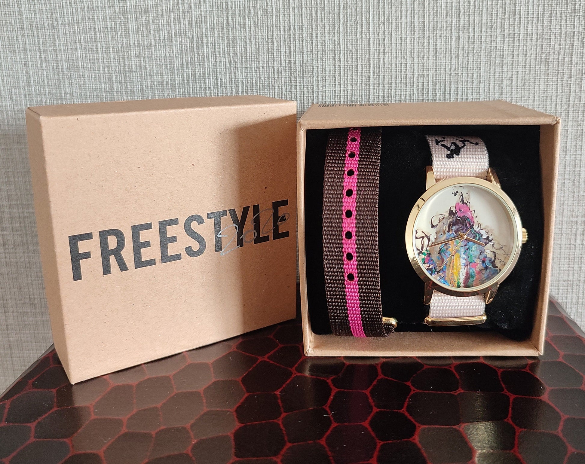 Japanese Watch "FREESTYLE" of Satoshi Ohno artist + Extra Band • White Round Wrist Watches for Man/Women • Pink White Black Band